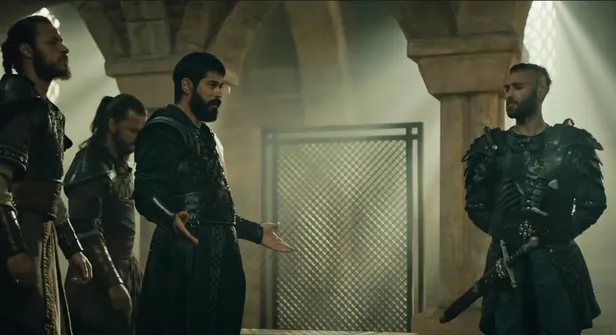 dananin-kuyrugunu-koparan-olay-kurulus-osman-33-bolum-fragmaninda-bir-cirpida-dali-budaktan-ayiriyor-1604763663468.jpg Bir çırpıda dalı budaktan ayırıyor! Kuruluş Osman 33. bölüm fragmanında dananın kuyruğunu koparan olay-8