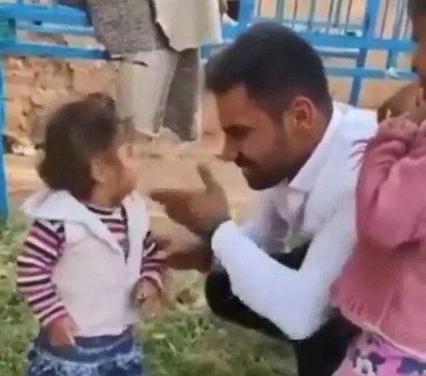kucuk-cocugu-tokatlayip-ayagini-yikatarak-sigara-icirdigi-goruntuleri-tiktoktan-2-yil-once-paylasan-supheli-aziz-c-tepkiler-gelince-videoyu-kaldirdi-c-1616340176201.jpg Küçük çocuğu tokatlayıp ayağını yıkatarak sigara içirdiği görüntüleri TikTok'tan 2 yıl önce paylaşan şüpheli Aziz Ç. tepkiler gelince videoyu kaldırdı: Çünkü severek vuruyordum, sıkıntı yok-3