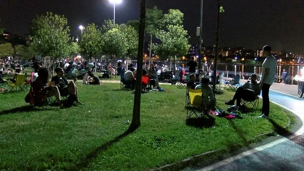 Kadıköy'de Kovid-19'u hiçe saydılar sahilde göbek atıp eğlendiler! Bakan Koca uyardı: Çok fazla normalleşmeyelim-3