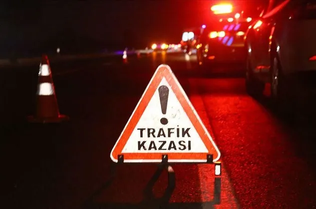 Çorum Mecitözü'nde feci kaza! Otomobil yol kenarındaki römorka çarptı: 1 kişi yaşamını yitirdi