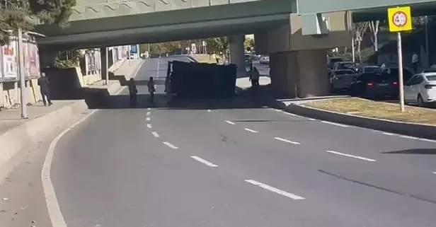 Bakırköy Rauf Orbay Caddesi’nde sabıkalı üst geçitten yine kaza haberi geldi! Bu kez İSKİ aracı devrildi