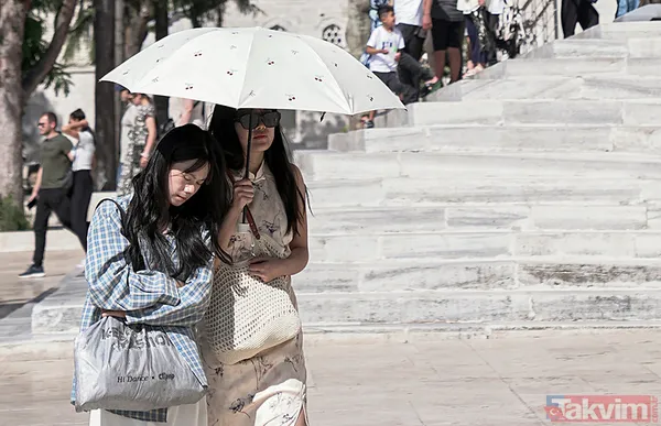 İstanbul'da sıcaklık 31 dereceyi gördü: Kimi şemsiyesine sığındı kimi gömleğine... - 3