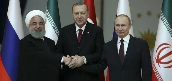 Cumhurbaşkanı Recep Tayyip Erdoğan'ın ev sahipliğinde, Rusya Devlet Başkanı Vladimir Putin ve İran Cumhurbaşkanı Hasan Ruhani'nin katılımıyla Cumhurbaşkanlığı Külliyesi'nde, Suriye konulu