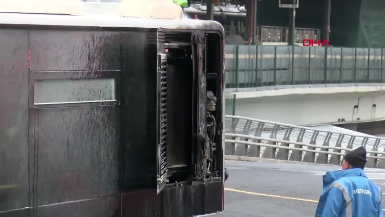 Kadıköy’de metrobüs yangını