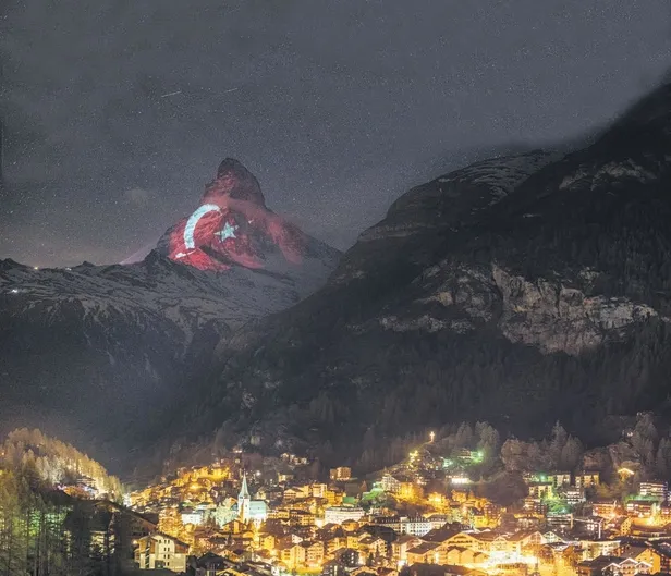 İsviçre'nin Matterhorn Dağı'na Türk bayrağı yansıtıldı-1