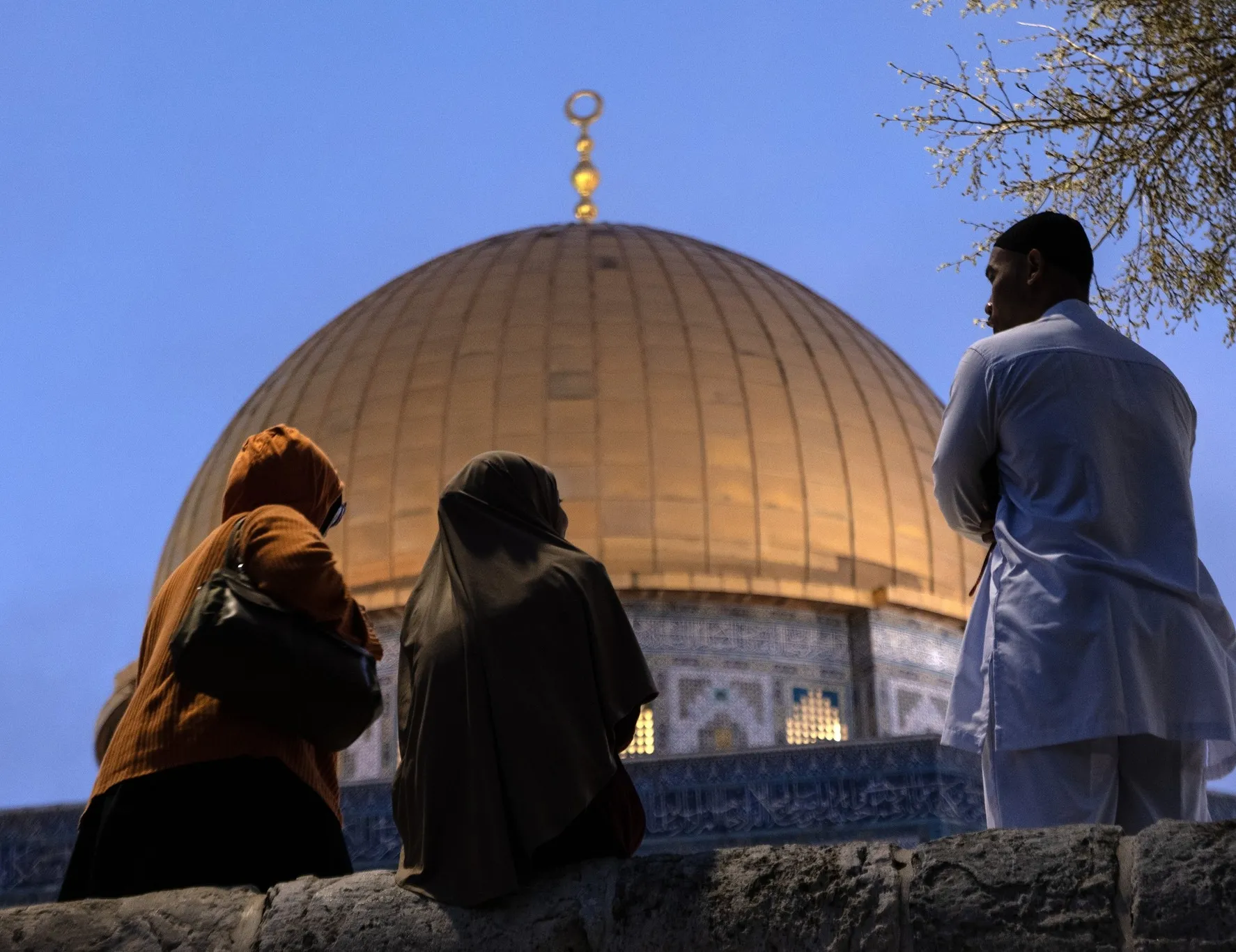 Mescid-i Aksa 41 gün sonra ibadete açıldı