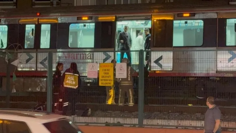 marmaray-kucukcekmece-duragindan-raylara-atladi-1763587068958.jpeg Marmaray Küçükçekmece durağından raylara atlayan şahıs öldü. (İHA)
