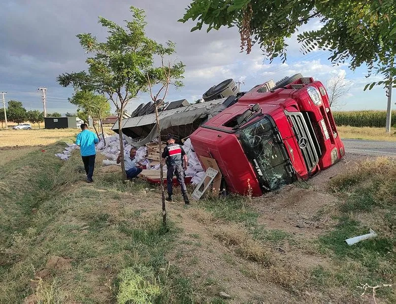 Virajı alamayan TIR sürücüsü öldü