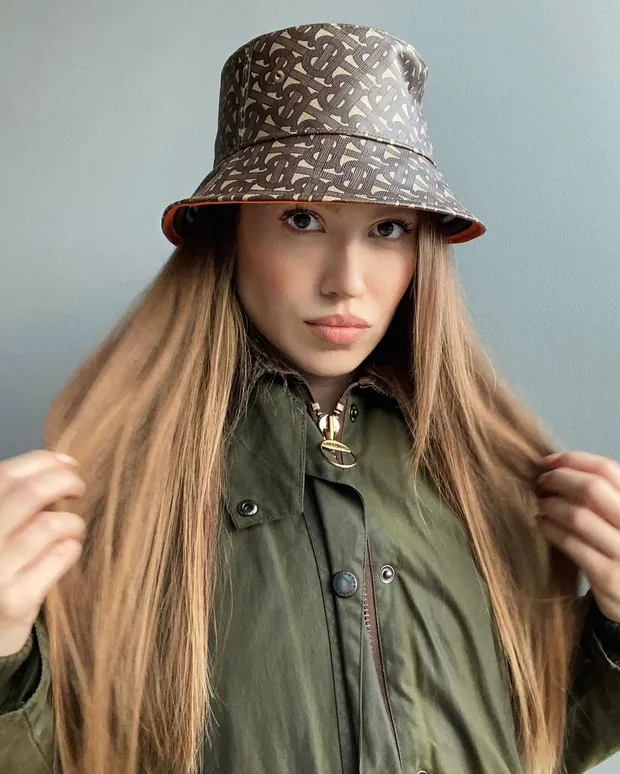 Duygu Özaslan alay konusu olmakta formunu koruyor! Duygu bu kez 'Bittikçe doldurabiliyorsunuz' diyerek suluk reklamı yaptı pes-6