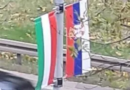 sirbistan-cumhurbaskani-aleksandar-vucicten-italya-basbakani-giorgia-meloniye-bayrakli-karsilama-tek-bir-sorun-1701862947084.jpeg Sırbistan Cumhurbaşkanı Aleksandar Vuçiç’ten İtalya Başbakanı Giorgia Meloni’ye bayraklı karşılama! Tek bir sorun var: Ülkeleri karıştırdılar-2