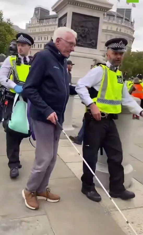 londrada-filistin-eylemi-yuzlerce-kisi-gozaltina-alindi-gorme-engelli-protestocu-ve-kopegin-goturulmesine-tepk-1759652179464.jpeg Görme engelli protestocunun gözaltına alındığı anlar, Takvim.com.tr Ekran Görüntüsü