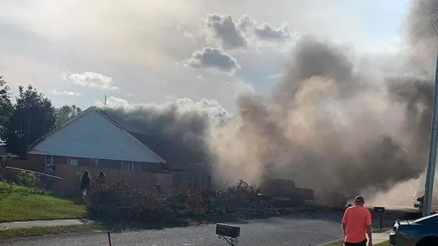 Son dakika: ABD'de eğitim uçağı yerleşim yerine düştü-3