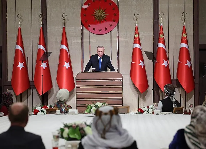 Başkan Recep Tayyip Erdoğan, Beştepe Millet Sergi Salonu'nda düzenlenen iftar programında çiftçilerle bir araya geldi. (AA)