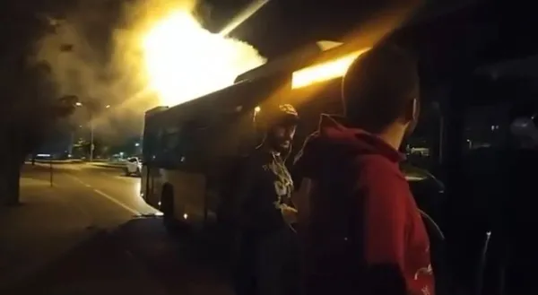 pendikte-arkasindan-dumanlar-yukselen-iett-otobusu-yolda-kaldipendikte-yolda-kalan-iett-otobusunden-yogun-duma-1664174658315.jpg Pendik’te yolda kalan İETT otobüsünden dumanlar yükseldi-3