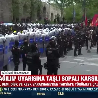 CHP, DEM ve DİSK’in Taksim ısrarı! Polisin ‘dağılın’ uyarısına taşlı sopalı karşılık