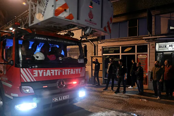 Son dakika: Fatih'te 5 katlı binada yangın: 4'ü ağır 6 yaralı-3