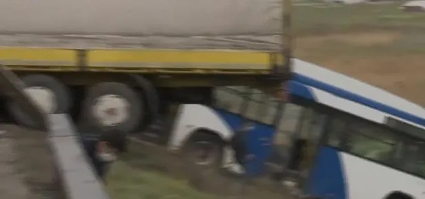 Son dakika: Ankara'da EGO otobüsü ile TIR çarpıştı: 9 yaralı-1