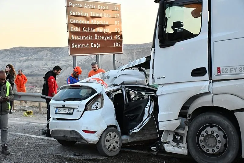 Adıyaman'da yakıt tankeri ile otomobilin çarpıştı. (AA)