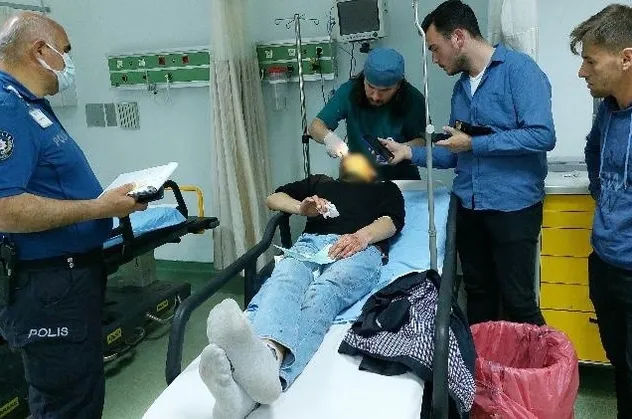 "Neden baktın?" kavgası! 2 kişi hastanelik oldu