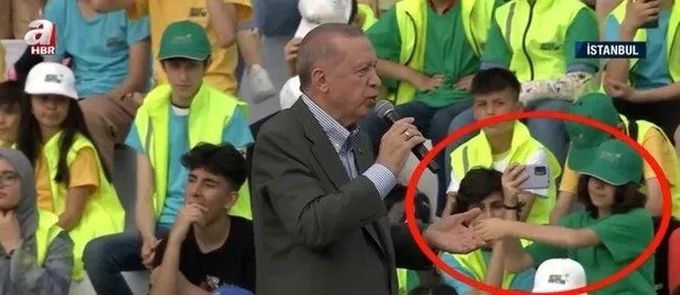 Başkan Erdoğan’ın havadaki elini sıkmaya çalışan Şevval Gökçukur A Haber’e konuştu: "Elini öpüp fotoğrafı vermek isterim!"-4