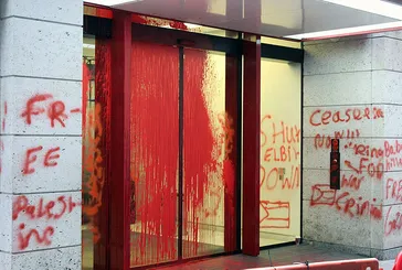 Londra’da Gazze eylemi! Katil İsrail’in savaş uçaklarına silah veren Leonardo’nun merkezi kan kırmızısına boyandı