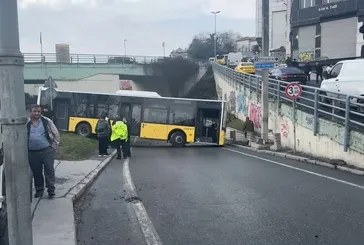 Karaköy'de İETT otobüsü kaza yaptı!