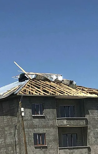 Van'da fırtına çatıları uçurdu