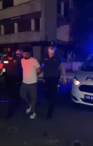 Kimlik kontrolü yapan polis memuru otomobilden silahlı saldırıya uğradı! Saldırganlar kıskıvrak yakalandı