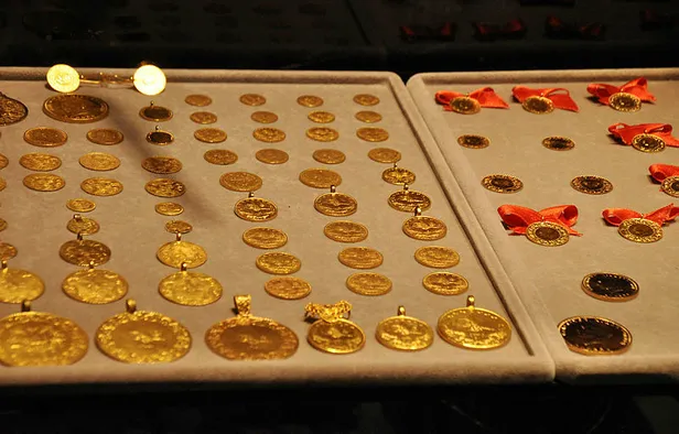 22-ayar-bilezik-gram-ve-ceyrek-altin-fiyatlari-ne-kadar-oldu-uzun-surenin-ardindan-dususe-gecti-1594750296232.jpg