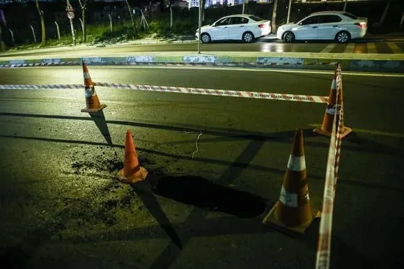 İstanbul Esenyurt'ta 'çatlak'tan sonra şimdi de yol çöktü-1