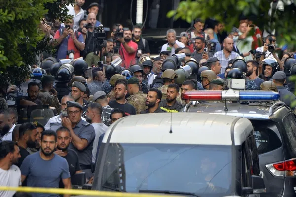 hesabindaki-parayi-cekemeyince-calisanlari-rehin-alan-saldirgan-teslim-oldu-1660239442385.jpg Hesabındaki parayı çekemeyince çalışanları rehin alan saldırgan teslim oldu-4