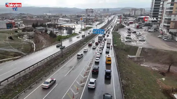43 ilin geçiş noktası Kırıkkale’de bayram dönüşünde sağanak yağış: sürücülere uyarı