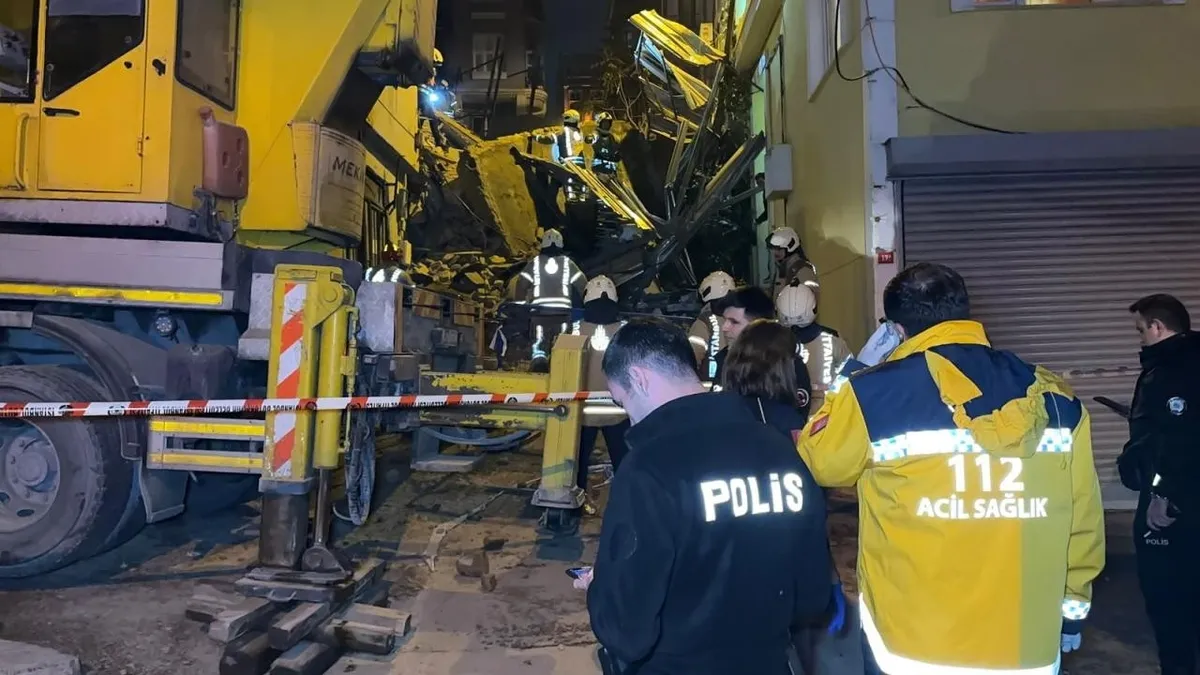 beyoglunda-kalyoncu-kullugu-mahallesinde-5-katli-metruk-bina-coktu-1793144662035.jpeg Beyoğlu'nda 5 katlı metruk bina çöktü: Olay yerine polis, sağlık ve itfaiye sevk edildi-2