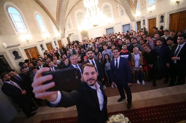 Bakan Albayrak gençlerle buluştu