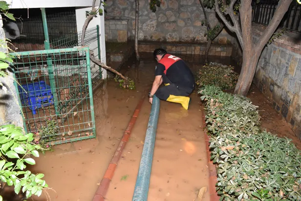 Su borusu bomba gibi patladı, ortalık savaş alanına döndü-4