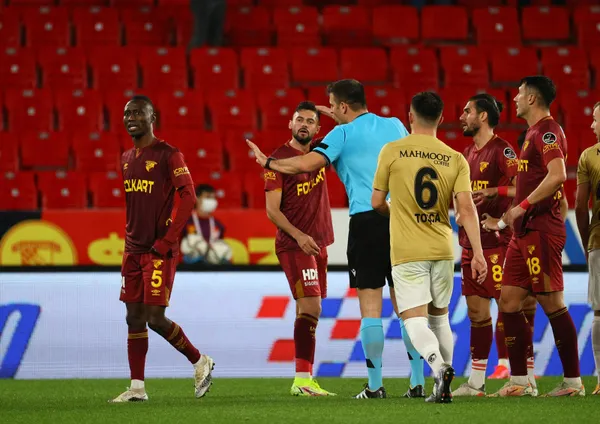 goztepe-gaziantep-fk-macinda-ortaligi-karistiran-hakem-hatasi-umit-ozturk-sari-kart-yerine-kirmizi-kart-cikardi-1638862627860.jpg