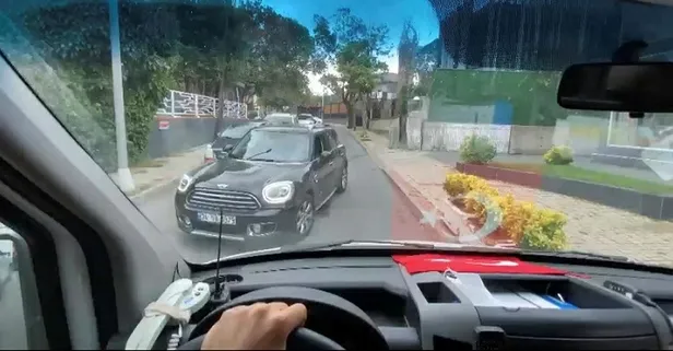 Sağlık Bakanı Fahrettin Koca'dan ambulansa yol vermek istemeyen sürücüye tepki: "Bir hastanın hayatını riske attı"