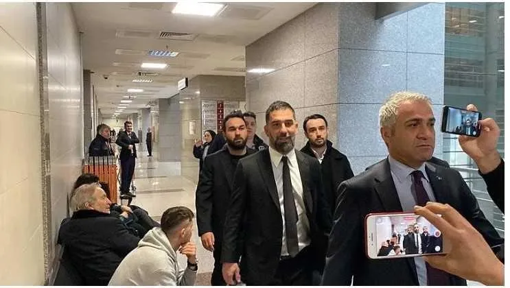 secil-erzan-davasinda-yeni-goruntuler-futbolcular-paralari-boyle-getirdi-emre-belozoglu-selcuk-inan-1715332459158.jpeg Futbolcular Seçil Erzan davası kapsamında ifade verdi