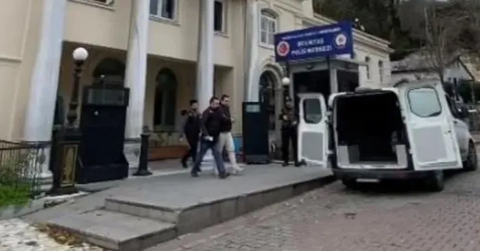 eglence-mekaninda-taskinlik-polislere-kufur-esiyle-birlikte-gozaltina-alinan-sarkici-atilla-tas-tutuklandi-1703340037110.jpeg Eğlence mekanında taşkınlık polislere küfür! Eşiyle birlikte gözaltına alınan şarkıcı Atilla Taş tutuklandı-3