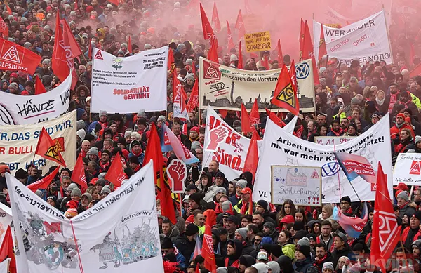 Alman otomotiv devi Volkswagen iflasın eşiğinde! Çalışanlar isyanda: Tabutunu kaldırdılar - 5
