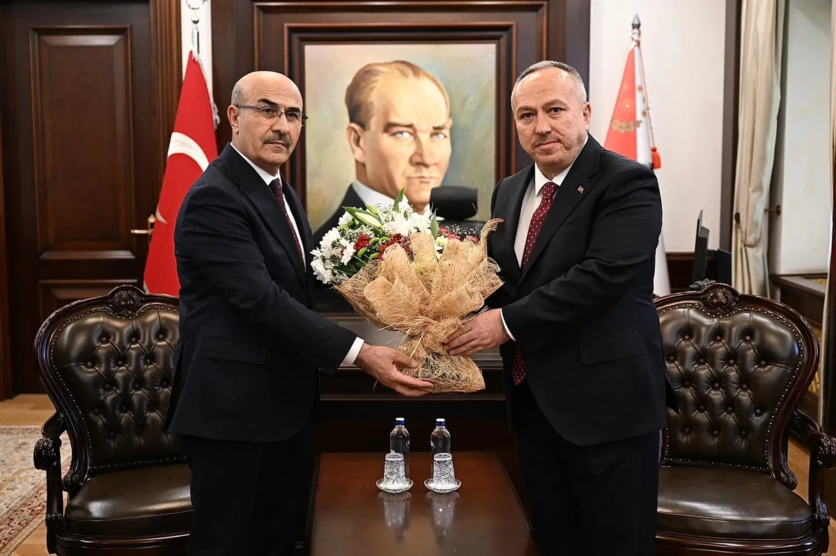 emniyet-genel-mudurlugunde-bayrak-degismi-ali-fidan-gorevi-devraldi-1777575160887.jpeg Emniyet Genel Müdürlüğü'nde bayrak değişimi: Ali Fidan görevi devraldı-4
