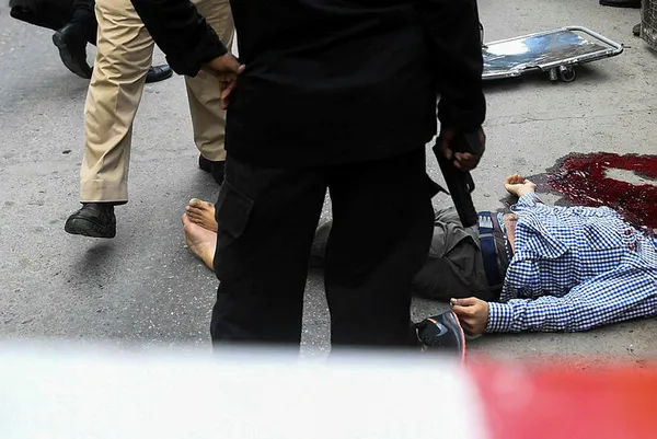 pakistanda-borsaya-silahli-saldiri-saldirganlar-olduruldu-1593414876297.jpg Pakistan'da borsaya silahlı saldırı! Saldırganlar öldürüldü-5