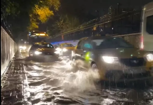 Hiç yüzleri de kızarmıyor: CHP'li İBB'nin 'sorunu çözdük' dediği Kadıköy yeniden sular altında-3