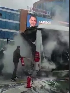 Son dakika: İstanbullunun imtihanı! Bahçelievler'de metrobüsün motoru alev aldı! Seferler durdu vatandaşlar işlerine geç kaldı!-5