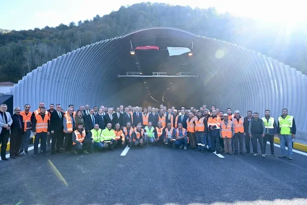 bolu-dagi-tuneli-torenle-hizmete-acildi-tunelin-toplam-uzunlugunu-3-bin-115-metreye-cikarildi-1699353987509.jpeg Bolu Dağı Tüneli törenle hizmete açıldı! Tünelin toplam uzunluğunu 3 bin 115 metreye çıkarıldı-6