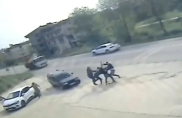 Kocaeli'nin Kandıra ilçesinde bir tuhaf olay! Sakince araçlarını park edip yumruk yumruğa kavga ettiler-5