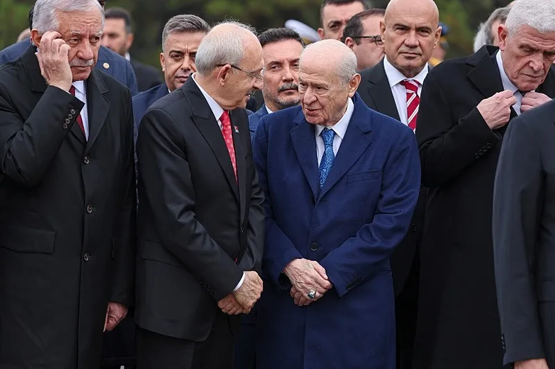 anitkabirde-soguk-ruzgar-kilicdaroglu-ile-ozgur-ozel-tokalasmadi-1793278197795.jpeg Anıtkabir’de Kılıçdaroğlu ile Özel arasında soğuk rüzgar! Bahçeli ile sohbet, Özel ile mesafe-3