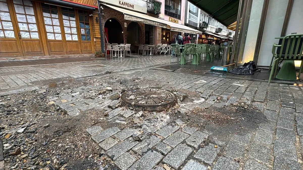 İstanbul ve Ankara'da sağanak etkisi: Sokaklar göle döndü! Bir araç çukura düştü! Başkentten acı haber-6