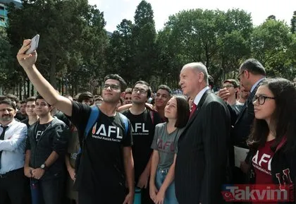 Başkan Erdoğan Kadıköy’deki Atatürk Fen Lisesi’nde gençlerle özçekim yaptı