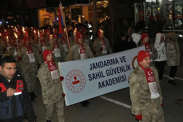 karsta-sarikamis-sehitleri-anisina-mesaleli-yuruyus-yapildi-1673032744053.jpeg